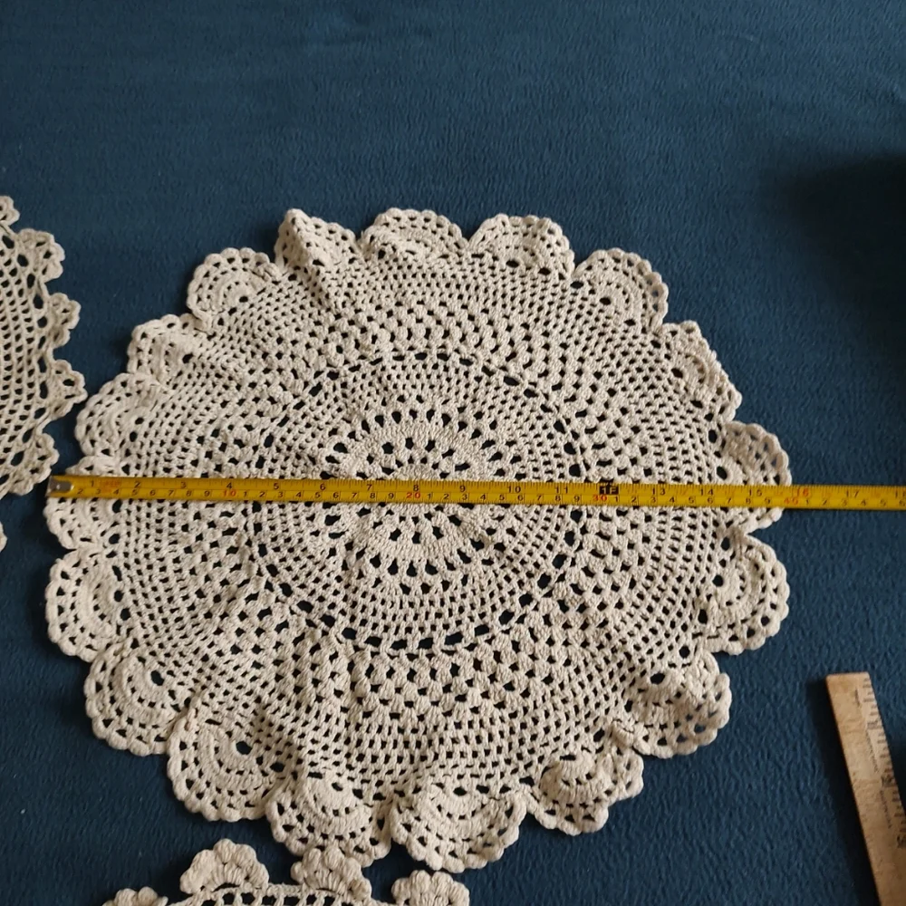 Lot of four vintage crochet beige doilies are made of cotton, 12